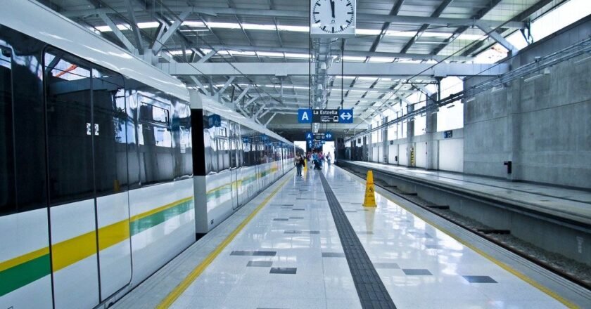 Metro de Medellín cierra nuevamente por incidente en las vías: persona habría saltado al tren