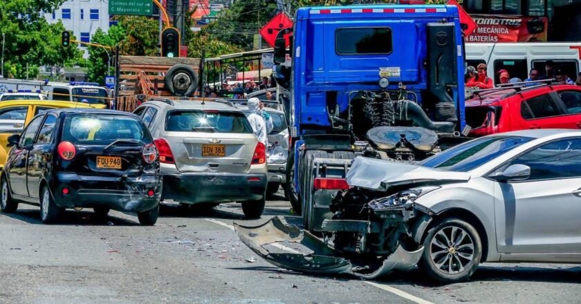 Tragedia en la Avenida Guayabal: Accidente Fatal Involucra 16 Vehículos y Deja Dos Muertos.