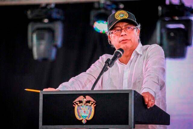 Petro critica venta de Tigo-UNE y propone alianza pública con ETB y Emcali; alcalde de Medellín responde