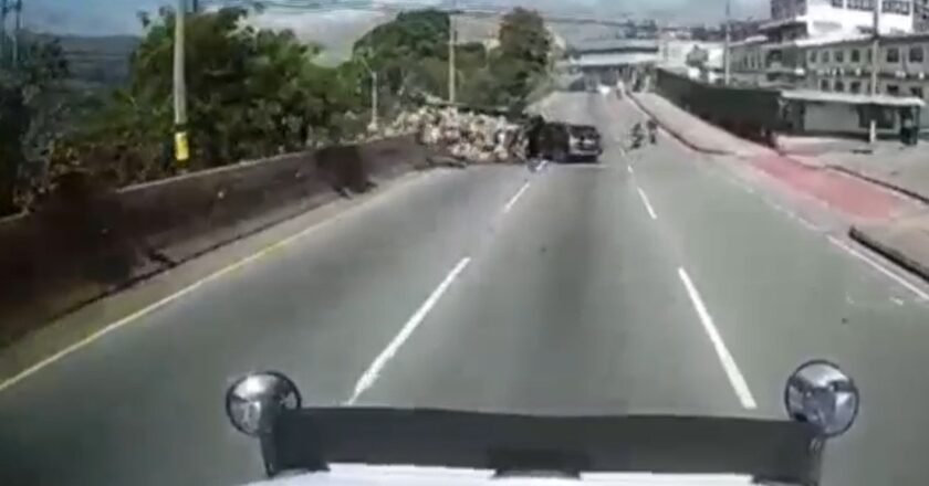 Grave accidente de camión en la Autopista Norte en Copacabana deja dos muertos y dos capturados por robo