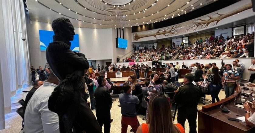 Concejo de Medellín aprueba salida de EPM del sector de telecomunicaciones y venta de UNE