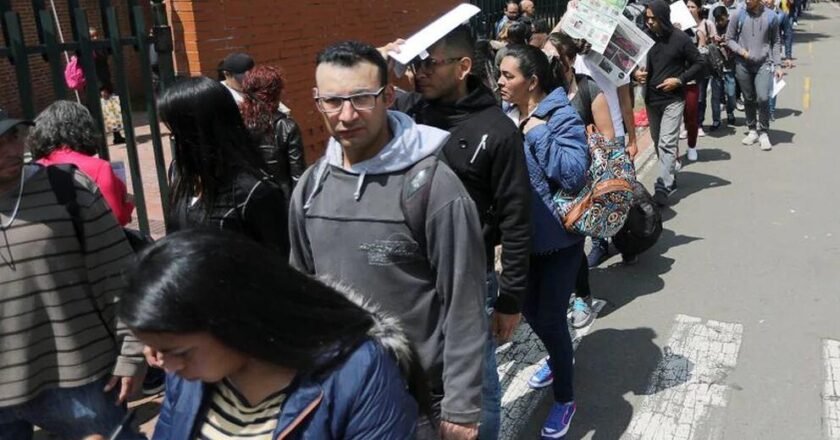 Desempleo en Colombia Aumenta a 10.3% en Junio: La Mayor Pérdida en Administración Pública y Salud