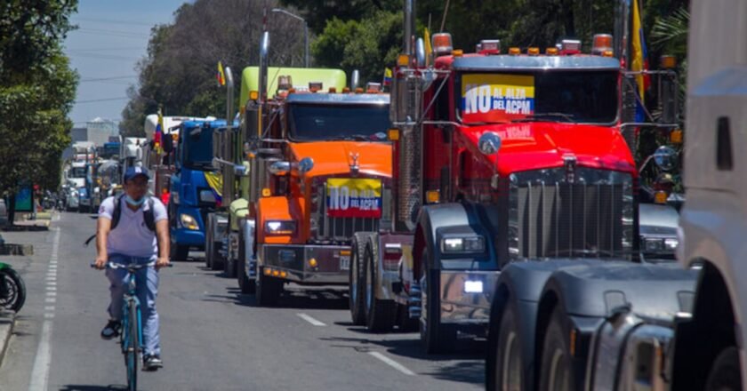 Transportadores levantan paro tras acuerdo con el Gobierno: ajuste del ACPM será de $800 por galón