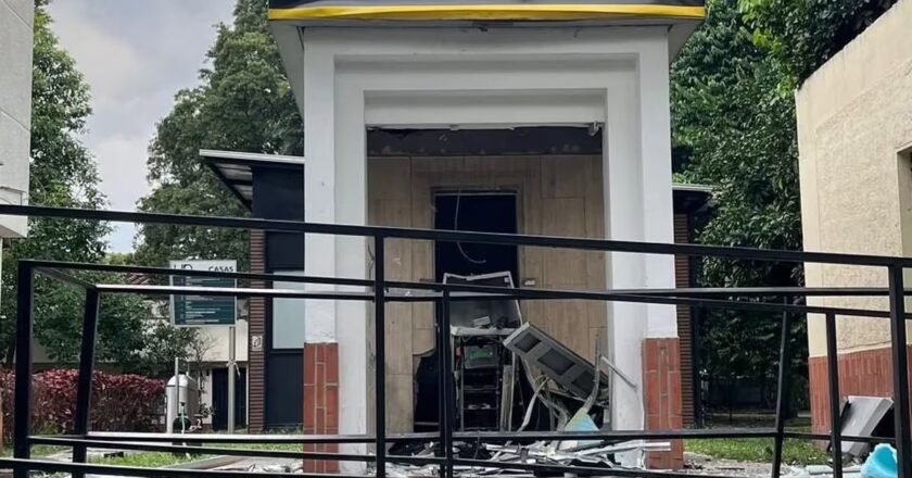 Encapuchados detonan explosivos en cajero de la Universidad Nacional en Medellín: “Son criminales, no estudiantes”, afirma el alcalde Gutiérrez