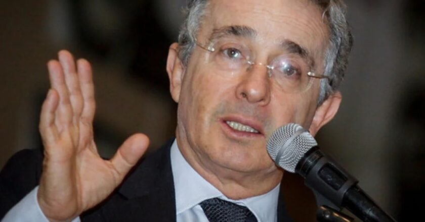 Tribunal favorece al expresidente Álvaro Uribe Vélez y ordena a jueza permitir el descubrimiento de pruebas