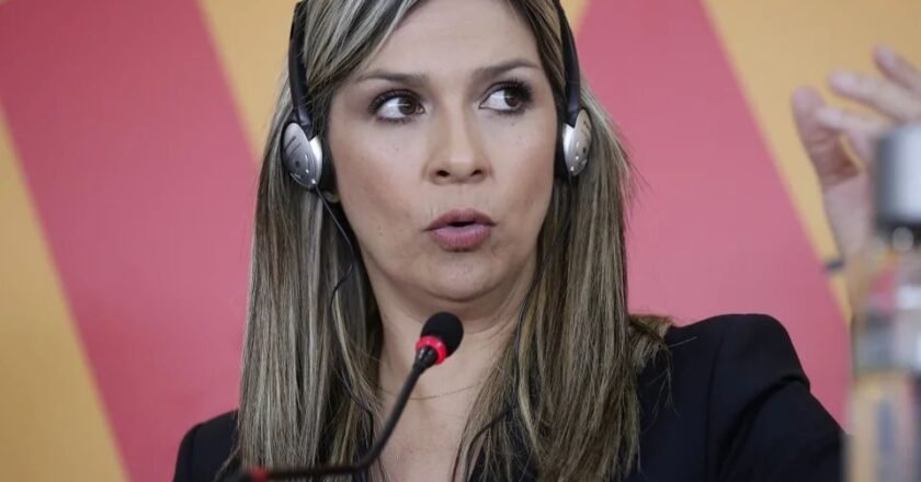 Fiscalía abre noticia criminal para investigar fuentes de la periodista Vicky Dávila, desatando un intenso debate en redes sociales