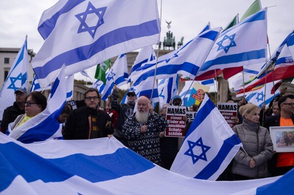 Israel conmemora el primer aniversario del mortal ataque de Hamás con vigilias y demandas por rehenes