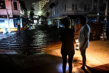Huracán Milton golpea el centro de Florida dejando millones sin electricidad y dos fallecidos