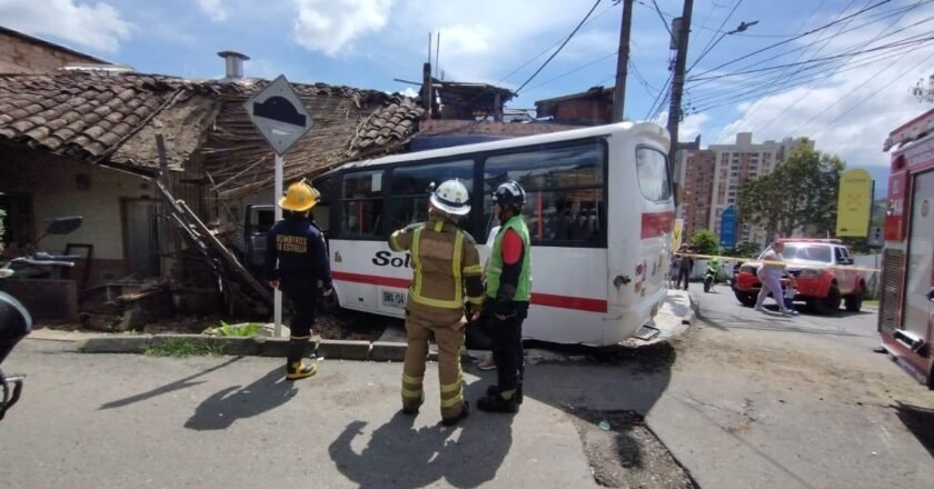 Bus pierde control en el barrio Chile de La Estrella y colisiona con vivienda, una persona fallecida