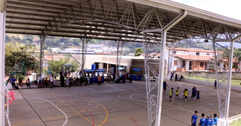 El barrio La Misericordia en Copacabana estrena ludoteca y renovada unidad deportiva