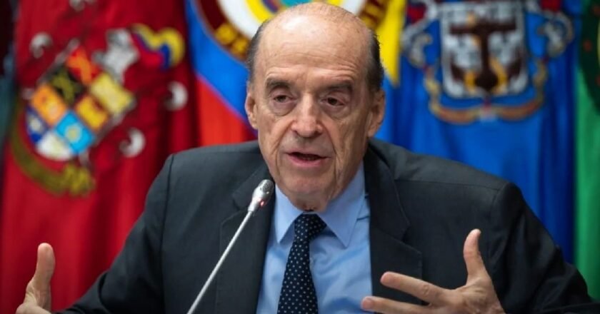 Procuraduría destituye e inhabilita por 10 años al exministro Álvaro Leyva