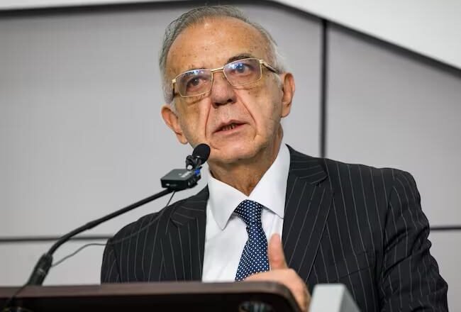 ¡Se sacude el gobierno Petro! Ministro de Defensa Iván Velásquez presenta su renuncia irrevocable tras fuerte remezón ministerial