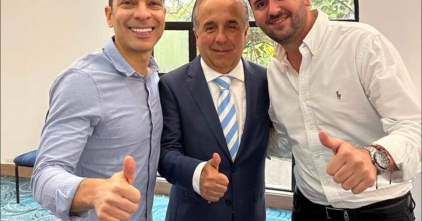 Juan Sebastián Abad busca aval para el Congreso, pero Uribe aún no da el visto bueno