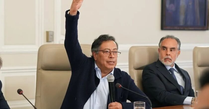 Petro sacude su gabinete: pide la renuncia de todos sus ministros en plena crisis