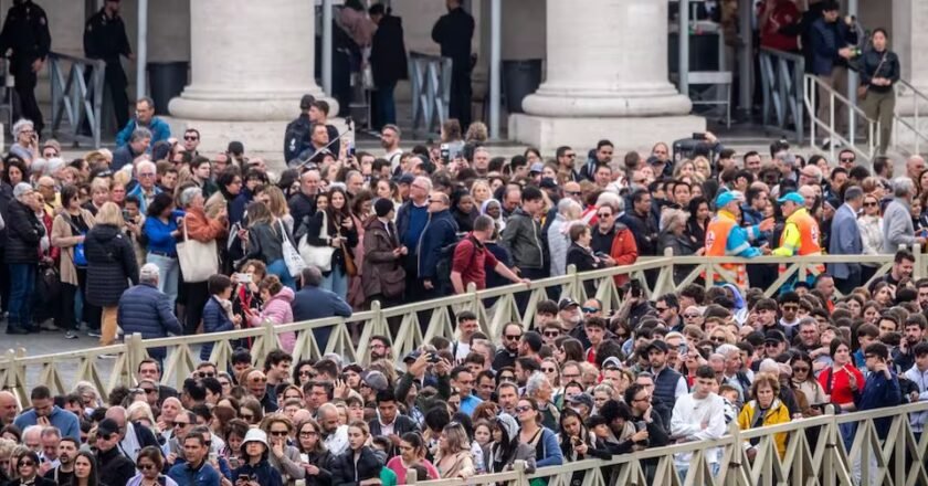 ¿Más de 200.000 personas despedirán al papa Francisco? La capilla ardiente en San Pedro sigue recibiendo miles de fieles