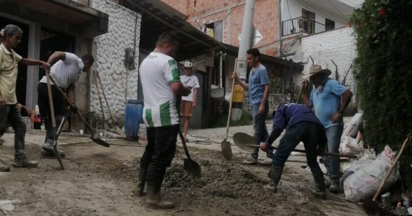 Cansados del abandono, habitantes de La Estrella reparan sus vías con rifas y bingos