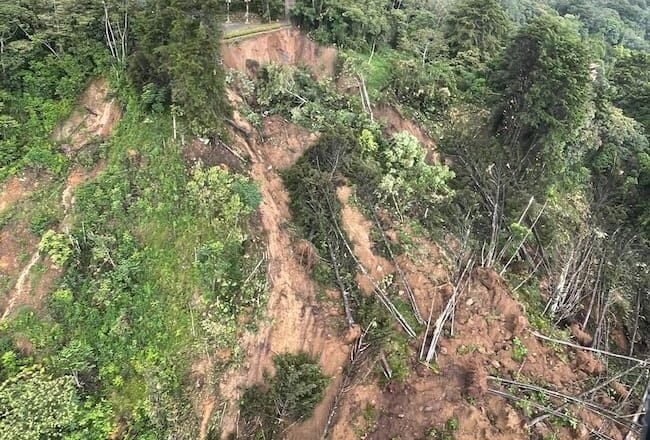Lluvias colapsan Medellín: deslizamientos, árboles caídos y alerta roja por creciente del río Medellín