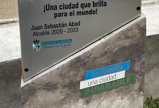 Logran retiro de placas con nombres de políticos en La Estrella tras acción de veeduría ciudadana
