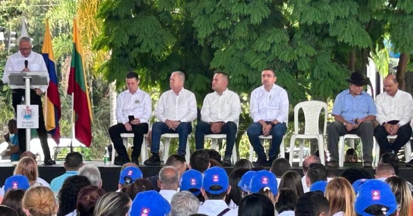Trujillo y su equipo se alinean con Petro en Itagüí y desatan rechazo ciudadano