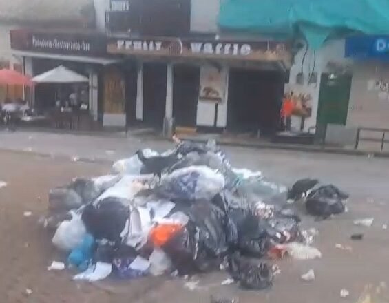 Crece la preocupación por acumulación de basuras en puntos críticos de La Estrella