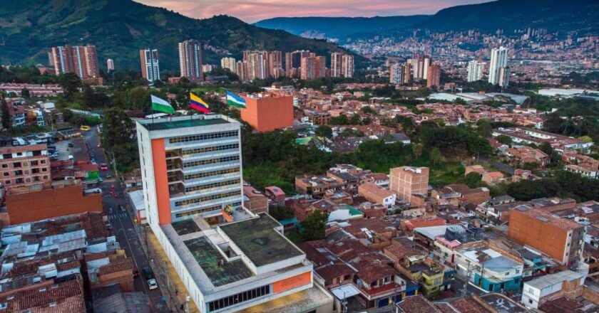 Funcionaria se retira por edad y vuelve de inmediato con contrato: polémica en la Alcaldía de La Estrella