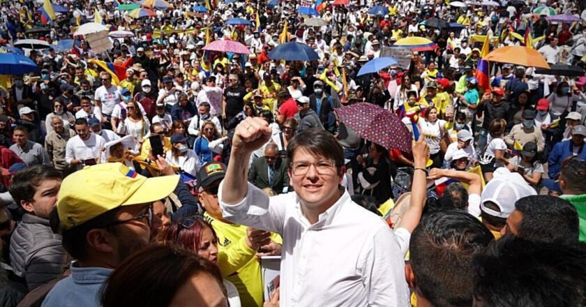 Colombia marcha en silencio: clamor nacional contra la violencia y en respaldo a Miguel Uribe