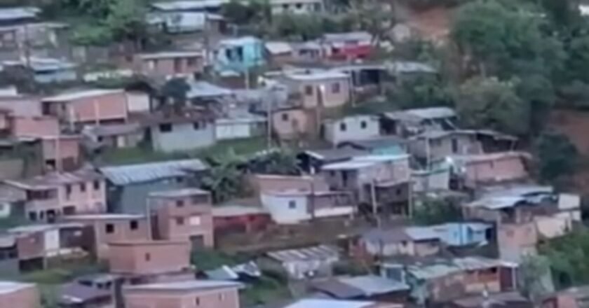 Tragedia en Bello: deslizamiento arrasa con 10 casas, una mujer muere y hay personas desaparecidas