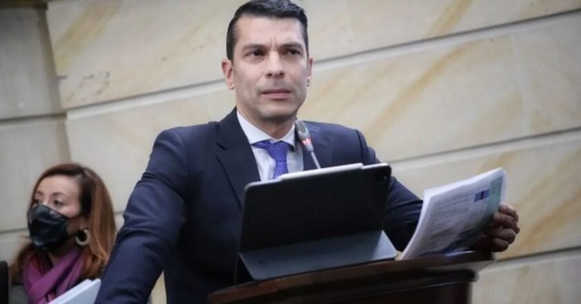 Juan Diego Echavarría, aliado de Petro, salpicado en escándalo millonario de corrupción en la UNGRD e Invías