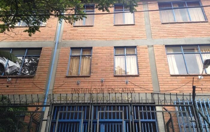 Indignación en La Estrella: estudiante y familiar agreden brutalmente a docente dentro de institución educativa pública