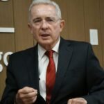 Uribe renuncia a aspirar a la Vicepresidencia y denuncia politización judicial en su contra