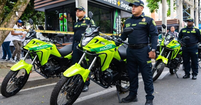 Sabaneta refuerza su seguridad con millonaria inversión: entrega 19 motos, 3 camionetas y tecnología de punta a la Fuerza Pública