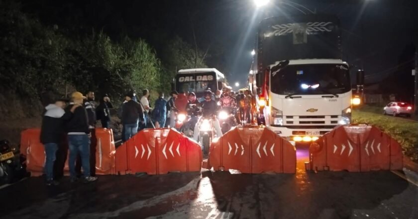Caos total en La Estrella: bloqueos de transportadores paralizan la movilidad y ciudadanía queda atrapada por obras sin fin