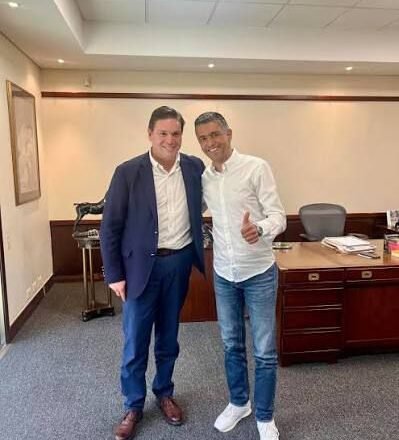 Juan Carlos Pinzón fortalece su camino presidencial con respaldo en Envigado y apoyo de Braulio Espinoza