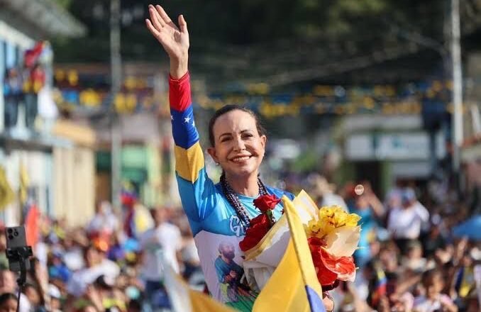 María Corina Machado: Nobel de la Paz 2025 que enciende la llama democrática en Venezuela