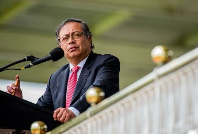 Petro cuestiona fallo que absuelve a Uribe: “Se tapa la historia de la gobernanza paramilitar en Colombia”