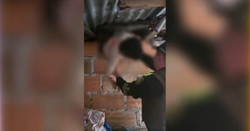Héroes en Medellín: Policía rescató a dos niños encadenados y abandonados en una vivienda del nororiente