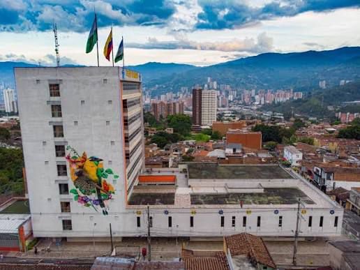 Emergencia en la Alcaldía de La Estrella: colapso del techo afecta el despacho del alcalde y genera graves daños