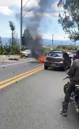Tragedia en la variante Las Palmas: choque entre motocicletas cobra la vida de una mujer y paraliza la vía