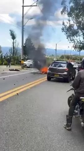 Tragedia en la variante Las Palmas: choque entre motocicletas cobra la vida de una mujer y paraliza la vía