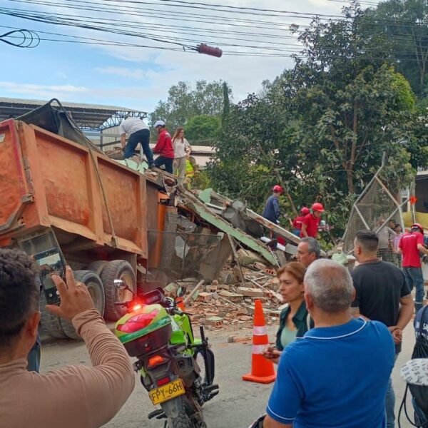 ¡Volqueta se queda sin frenos y desata emergencia vial en La Estrella!