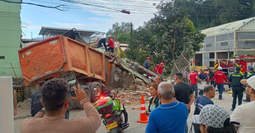 ¡Volqueta se queda sin frenos y desata emergencia vial en La Estrella!