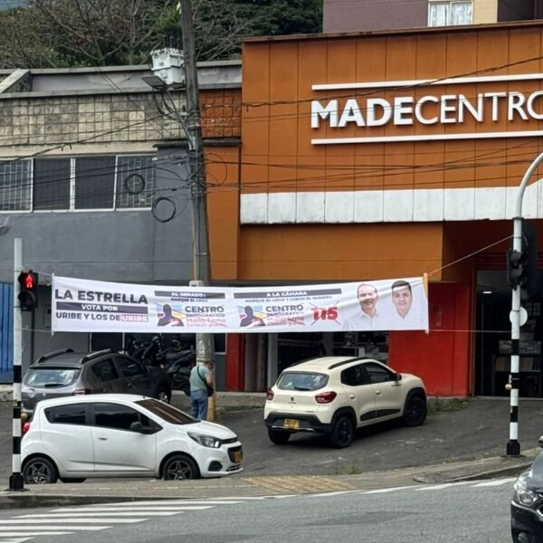 Pasacalles políticos invaden La Estrella ante la mirada indiferente de las autoridades