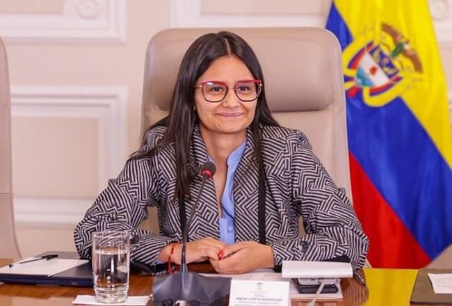 Exfuncionaria rompe el silencio y lanza graves acusaciones desde el corazón del poder