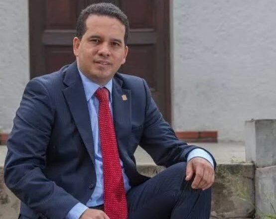 Primera ficha cae tras la victoria de Abelardo: renuncia Carlos Andrés Trujillo