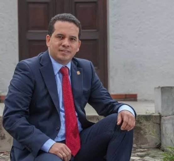 Primera ficha cae tras la victoria de Abelardo: renuncia Carlos Andrés Trujillo