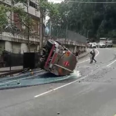 ¡Caos total en el sur del Valle de Aburrá! Camión cisterna volcó y colapsó tres municipios