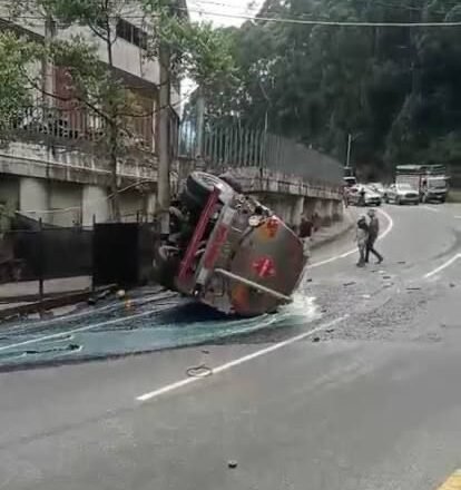 ¡Caos total en el sur del Valle de Aburrá! Camión cisterna volcó y colapsó tres municipios